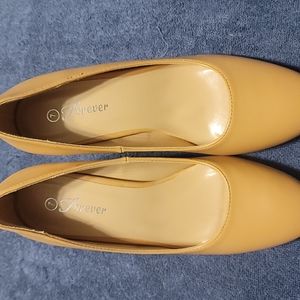 Sz7 Womens beige heel.